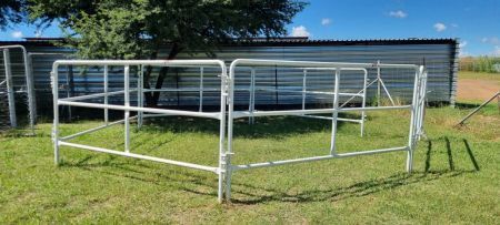 Bully Horse Gate 3000 x 1600